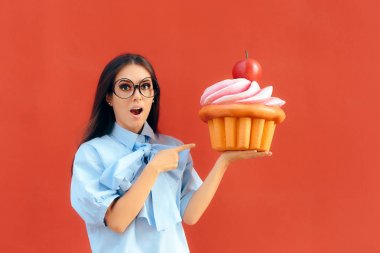 Büyük kocaman dev tatlı kek Cupcake tutarak kız