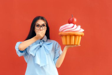 Büyük kocaman dev tatlı kek Cupcake tutarak kız