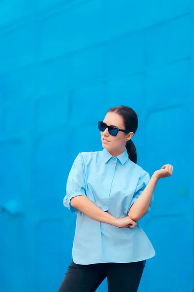 Trendy Fashion Vrouw Met Stijlvolle Mirror Zonnebril — Stockfoto