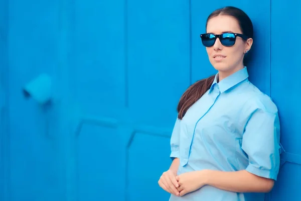 Mujer Moda Con Gafas Sol Espejo Con Estilo — Foto de Stock