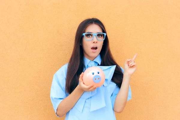 Terkejut Woman Piggy Bank Berpikir Apa Yang Harus Berinvestasi — Stok Foto