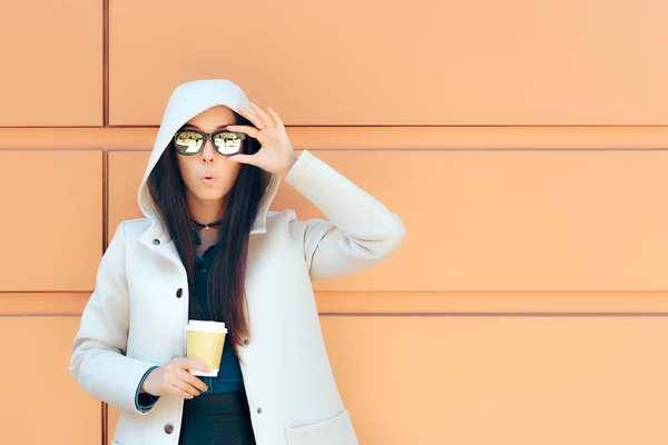 Gadis Mode Kota Keren Dengan Mantel Bertudung Dan Kopi — Stok Foto