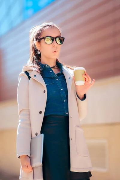 Trendy Casual Girl Sunglasses Coffee Going Work — Stock Photo, Image