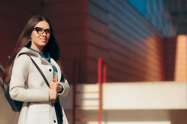 Stedelijke Smart Casual Student Meisje Met Brillen Tablet — Stockfoto