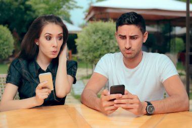 Meraklı kız erkek telefon alma metinleri kontrol