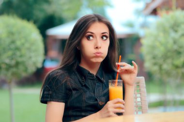 Bir restoran tarihte sıkılmış yalnız kadın ayağa kalktı