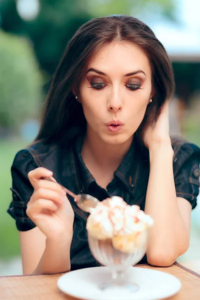 滑稽的妇女吃冰淇淋甜点款待在餐馆 — 图库照片