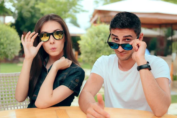 Pareja Sorprendida Usando Gafas Sol Moda Juego —  Fotos de Stock