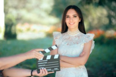 Film Film Video döküm için seçmelere gülümseyen kadın oyuncu 