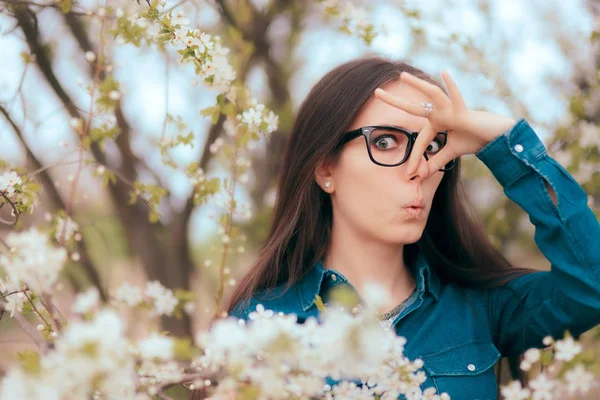 Funny Girl Menutupi Nya Nose Fighting Spring Allergies — Stok Foto