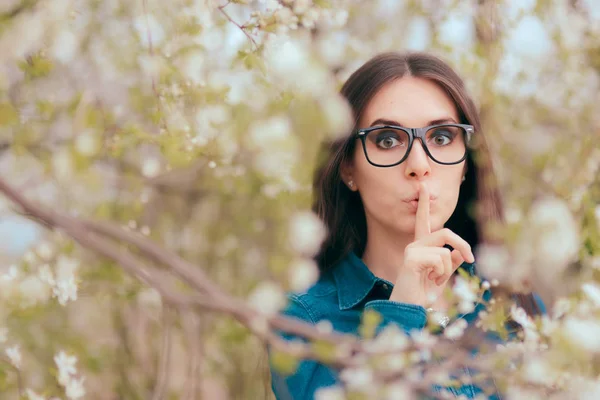 Spring Woman Wearing Eyeglass Keeping Secret Blooming Nature Dalam Bahasa — Stok Foto