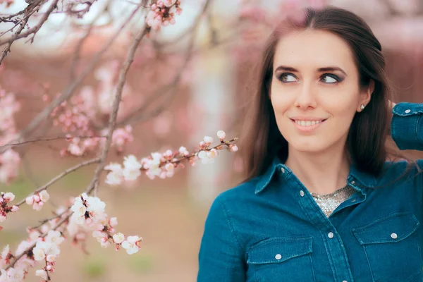 Beautiful Smiling Woman Pink Blooming Spring Tree — Stock Photo, Image