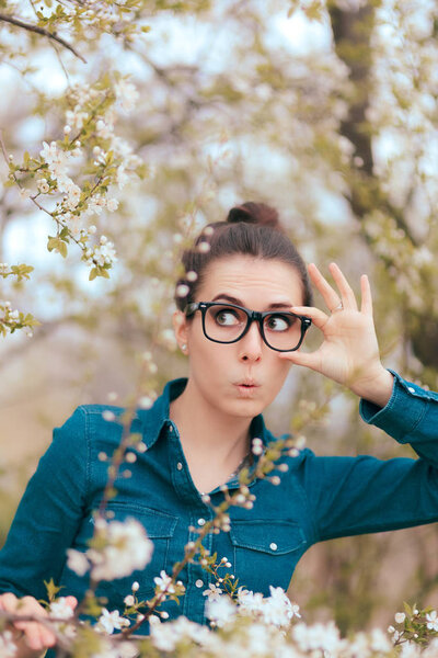 Смешная девочка, которую суррогатная мать загрызла на дереве
