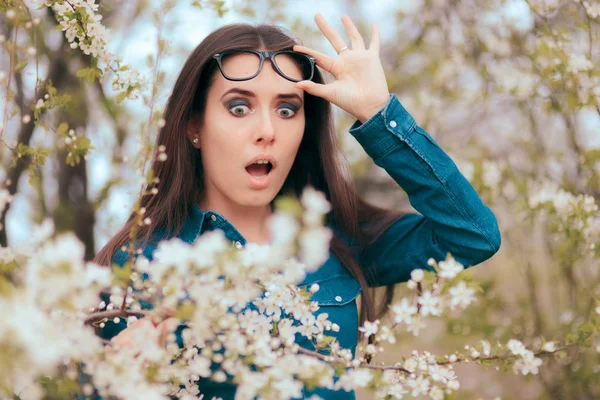 Funny Girl Obklopené Kvetoucí Stromy Bojí Alergie — Stock fotografie