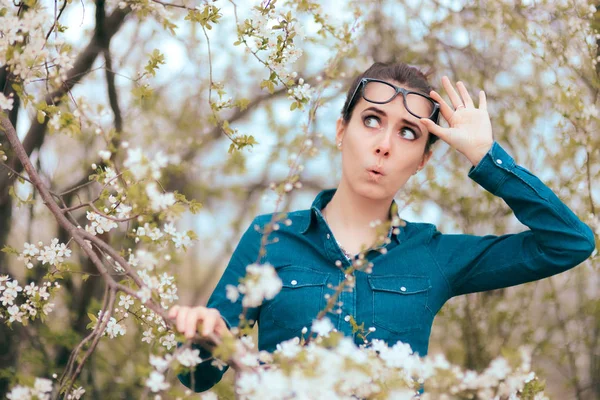 Gadis Lucu Dikelilingi Oleh Pohon Blossoming Takut Alergi — Stok Foto