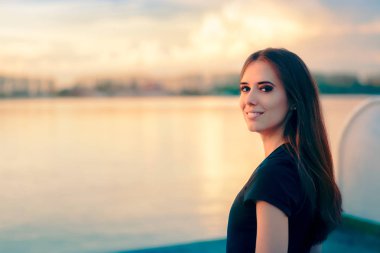 Deniz günbatımı zaman gülümseyen güzel kadın olmak