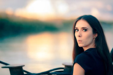 Gün batımında bkz: tarafından sürpriz komik kız