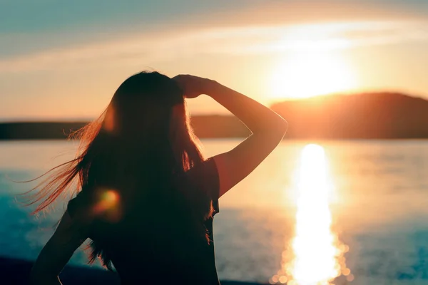 Heureuse Femme Pleine Espoir Regardant Coucher Soleil Sur Mer — Photo