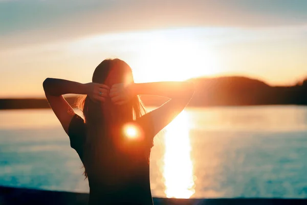 Mujer Feliz Esperanzada Mirando Atardecer Junto Mar — Foto de Stock