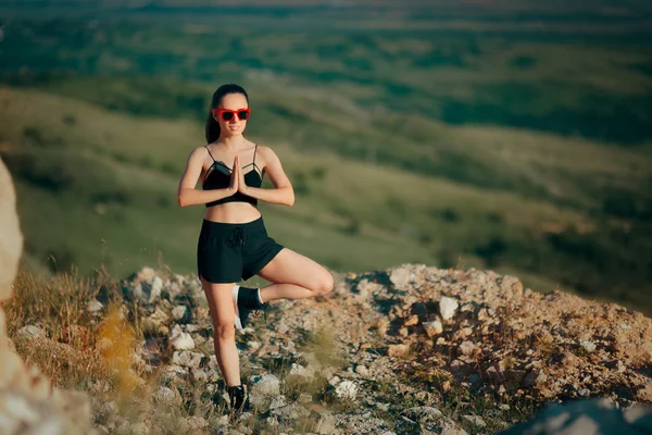 Frau Yoga Pose Bei Outdoor Trainingseinheit — Stockfoto