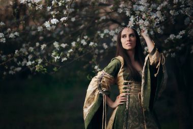 Güzel bahar peri prenses ileri çiçek açan ağaç için