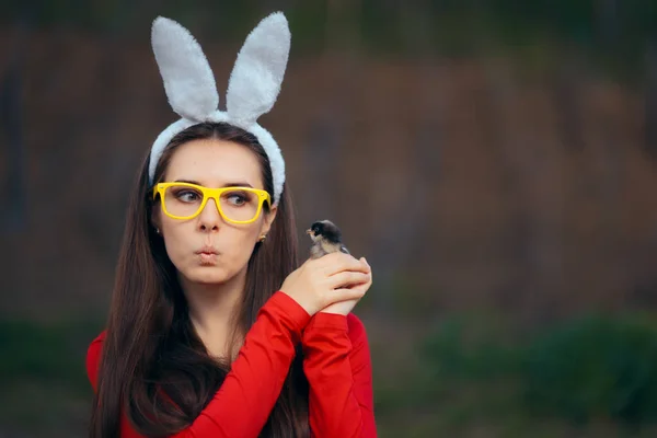 Chica Linda Divertida Con Orejas Conejo Con Pollo Pascua —  Fotos de Stock
