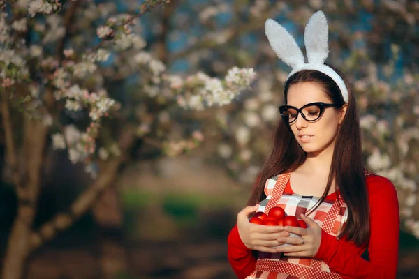 Engraçado Bonito Menina Segurando Uma Cesta Ovos Páscoa Vermelhos — Fotografia de Stock