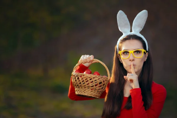 Chica Pascua Con Una Cesta Huevos Rojos Guardando Secreto —  Fotos de Stock