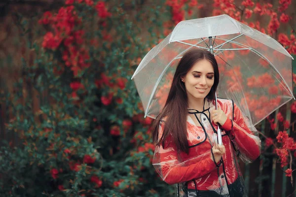 Vacker Kvinna Med Genomskinlig Regnrock Och Paraply Njuter Regn — Stockfoto