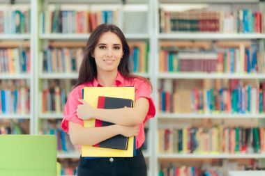 Akademik kız onu kitap ve belgeleri kitaplığa Holding.