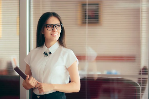 Chic Smart Business Kobietę Stojącą Przed Jej Office — Zdjęcie stockowe