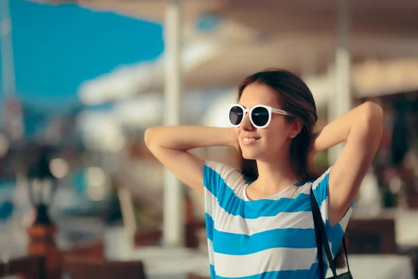 Feliz Viaje Turista Chica Disfrutando Vacaciones Verano — Foto de Stock