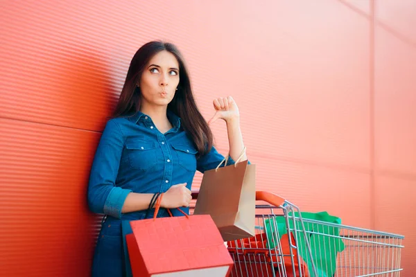Shopper Woman Shopping Cart Yang Tidak Bahagia Depan Toko — Stok Foto