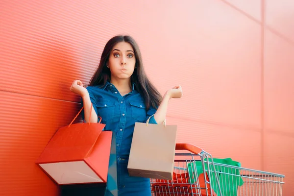 Shopper Woman Shopping Cart Yang Tidak Bahagia Depan Toko — Stok Foto