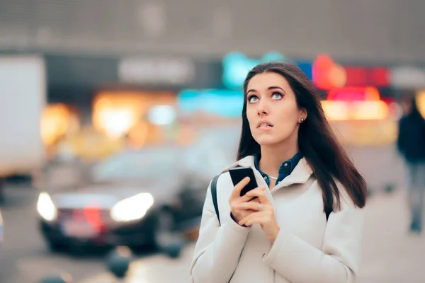 Mujer Estresada Hablando Por Teléfono Caminando Por Calle — Foto de Stock