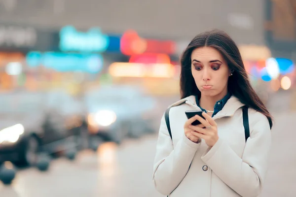 Zdůraznil Žena Mluvila Telefonu Chůzi Ulici — Stock fotografie