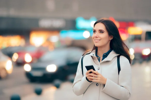 Happy Tourist Smartphone Looking Direction City Tour — Stock Photo, Image