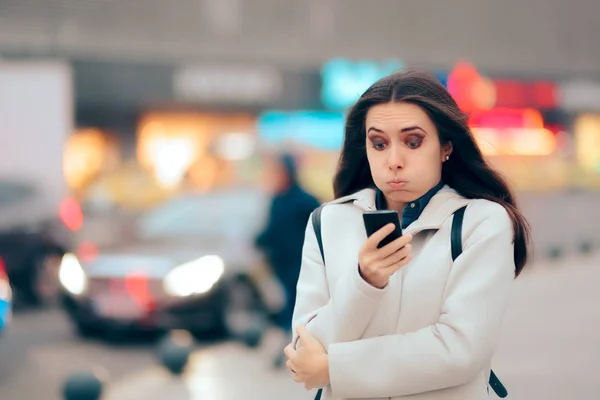 Femme Stressée Parlant Téléphone Marchant Dans Rue — Photo