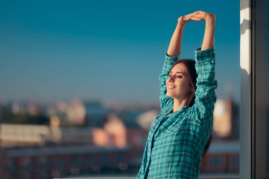 Pijama uyanmak erken ve Stretching sabah ışık kız
