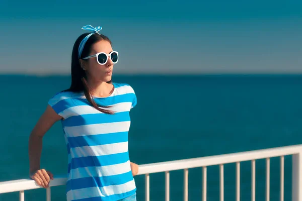 Prachtige Zomer Fashion Girl Navy Gestreept Shirt Zonnebril — Stockfoto