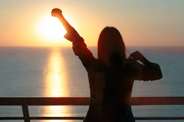 Silhouet Van Een Meisje Wakker Stretching Wapens Morning Sunrise Light — Stockfoto