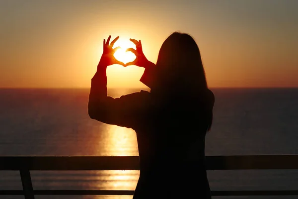 Silhouet Van Vrouw Liefde Hart Handgebaar Morning Sunrise Tonen — Stockfoto