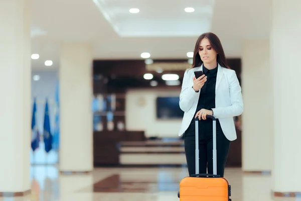 Elegant Business Woman Podróży Wózek Bagaż Lobby Hotelowym — Zdjęcie stockowe