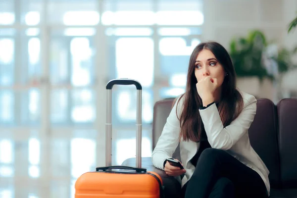 Mulher Melancólica Triste Com Mala Aeroporto Sala Espera — Fotografia de Stock