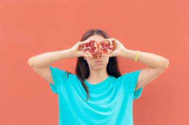 Nar yarısı tutan komik çiğ Vegan kadın 