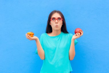 Kadın sağlıksız Muffin ve sağlıklı Apple arasında seçim yapma