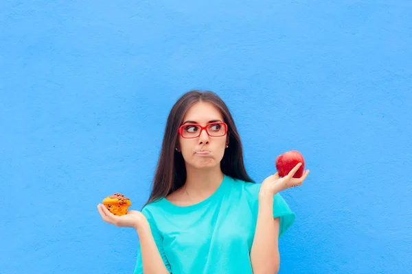 Mulher Escolhendo Entre Bolinho Insalubre Maçã Saudável — Fotografia de Stock