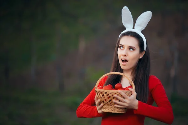 Perempuan Memegang Basket Telur Merah Telur Dan Merayakan Paskah — Stok Foto