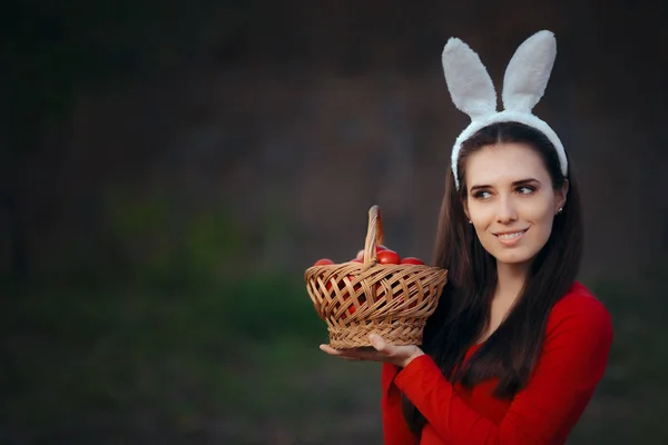 Perempuan Memegang Basket Telur Merah Telur Dan Merayakan Paskah — Stok Foto