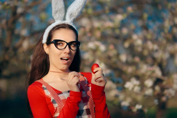 Perempuan Mengecat Telur Merah Tradisional Untuk Perayaan Paskah — Stok Foto